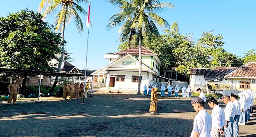 Bangun Karakter dan Apresiasi Prestasi: Amanat Penuh Makna Kepala SMA Islam Nurul Khalil pada Upacara Senin Pagi