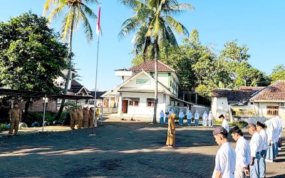 Bangun Karakter dan Apresiasi Prestasi: Amanat Penuh Makna Kepala SMA Islam Nurul Khalil pada Upacara Senin Pagi